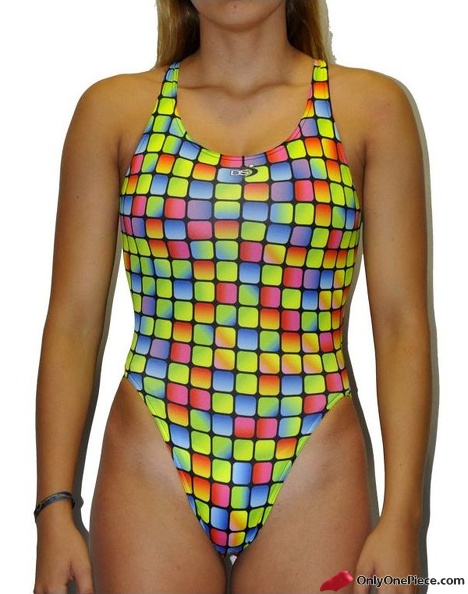 ds-gresite-woman-swimsuit-wide-strap.jpg